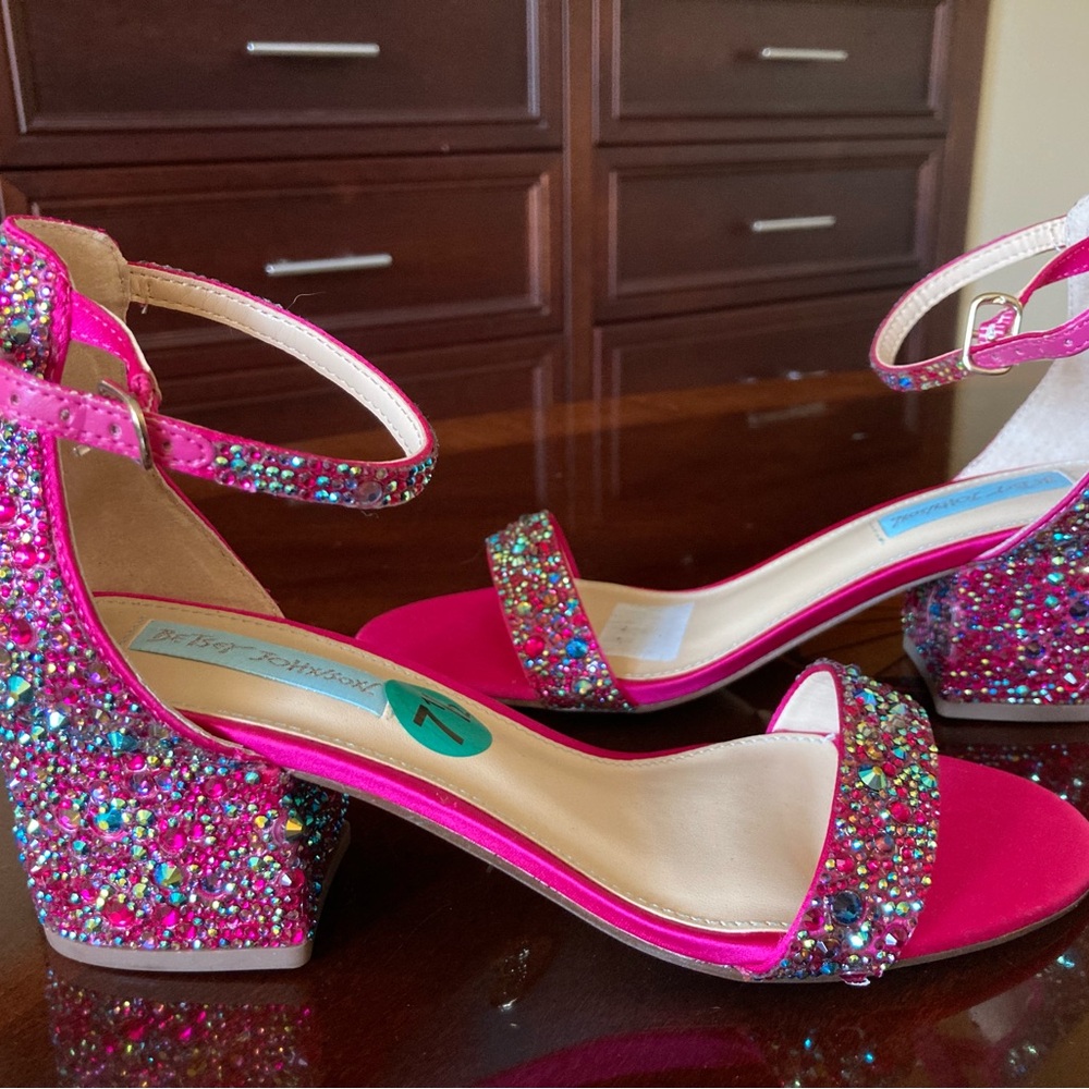 NWT Betsy Johnson Hot Pink Violet Jeweled Sandal Size 7